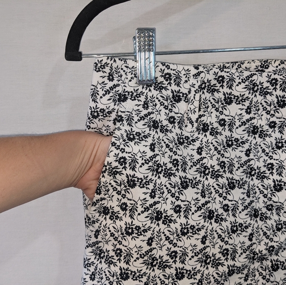 Ann Taylor White and Black Floral Cotton Capris size 4 - Picture 4 of 12